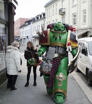 1056px-Strolling salamander space marine by dlshadowwolf.jpg