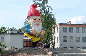 Worlds-largest-garden-dwarf-statue.jpg
